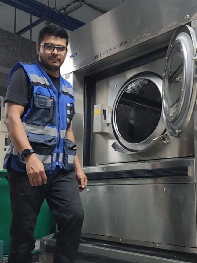 Ing. Uzziel Jarquin Quero, fundador de TORVEX, junto a una lavadora industrial Primus